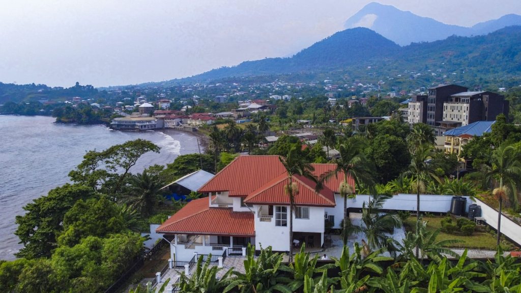 Vue d'une ville côtière du Cameroun au pied du mont Cameroun