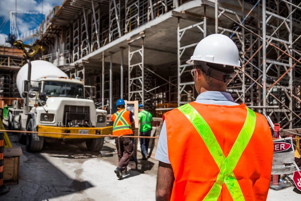 Un ouvrier en veste réfléchissante sur un chantier de construction