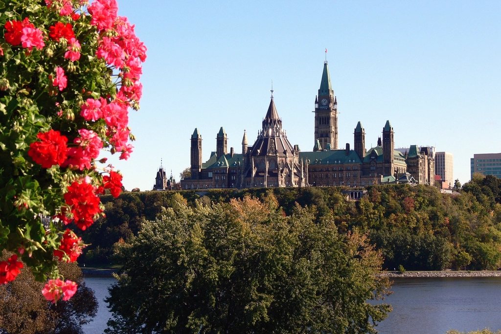 Le Parlement du Canada vu depuis la rivière des Outaouais